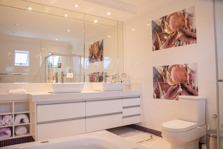 Moderne ensuite badkamer met matglas wanden en slimme indeling voor privacy en comfort in direct aansluiting op slaapkamer