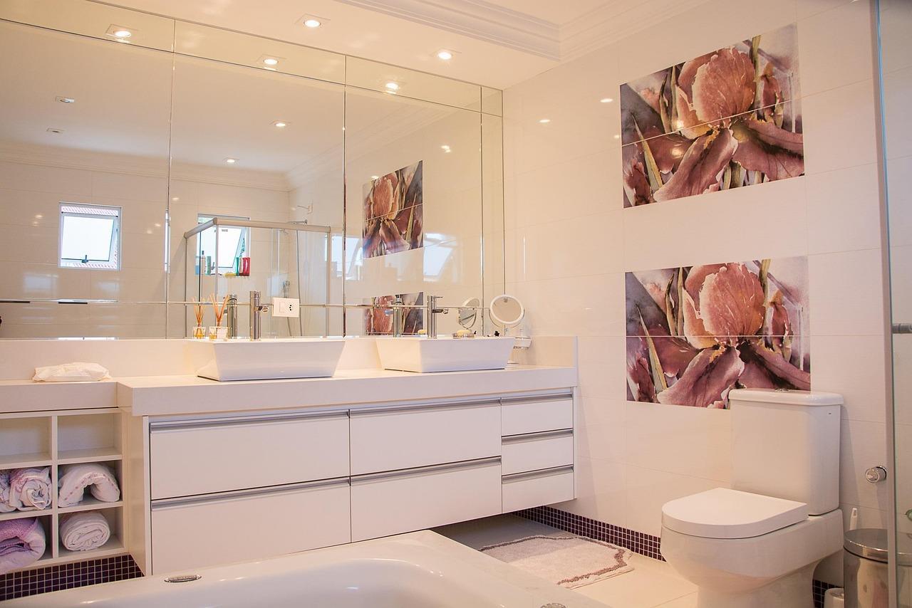 Moderne ensuite badkamer met matglas wanden en slimme indeling voor privacy en comfort in direct aansluiting op slaapkamer